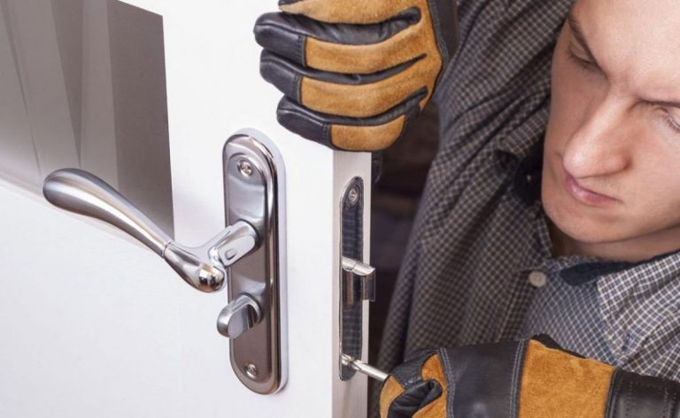 Lee más sobre el artículo ¿Cuánto cobra un cerrajero por abrir una puerta o cambiar una cerradura?